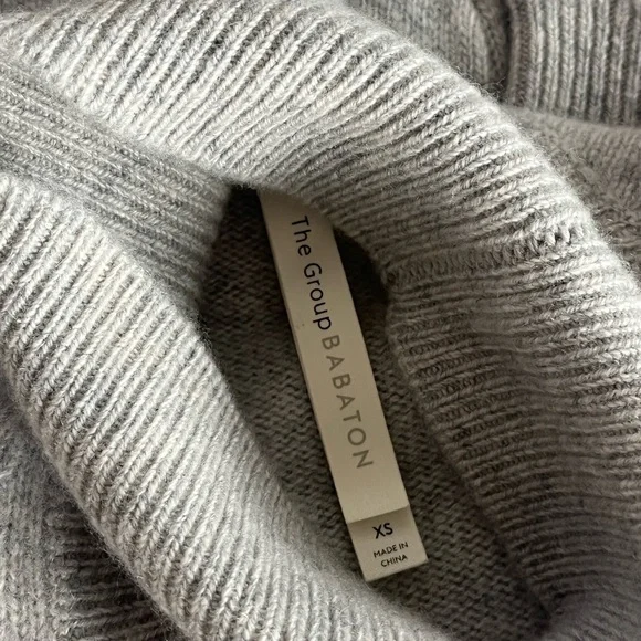 Aritzia The Group By Babaton Luxe Light Grey Cashmere Turtleneck Sweater Sz XS - Picture 15 of 17